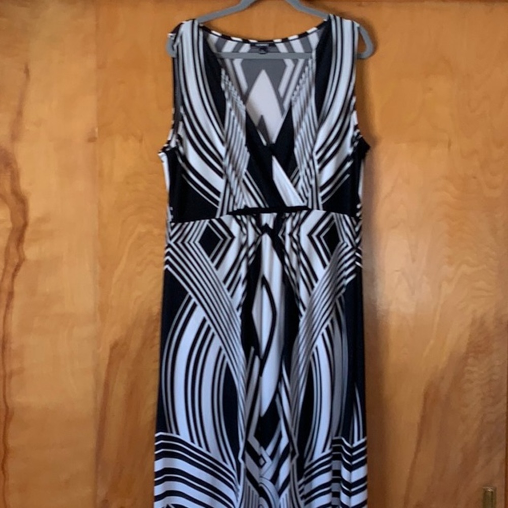 Elegant black and off white maxi dress!